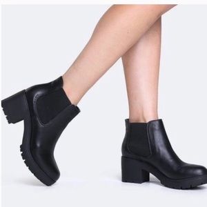 Steve Madden Chunky Chelsea Boots